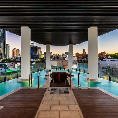 Fv By Peppers Aparthotel Brisbane Bagian luar foto The pool at the rooftop of the Emporium South Bank
