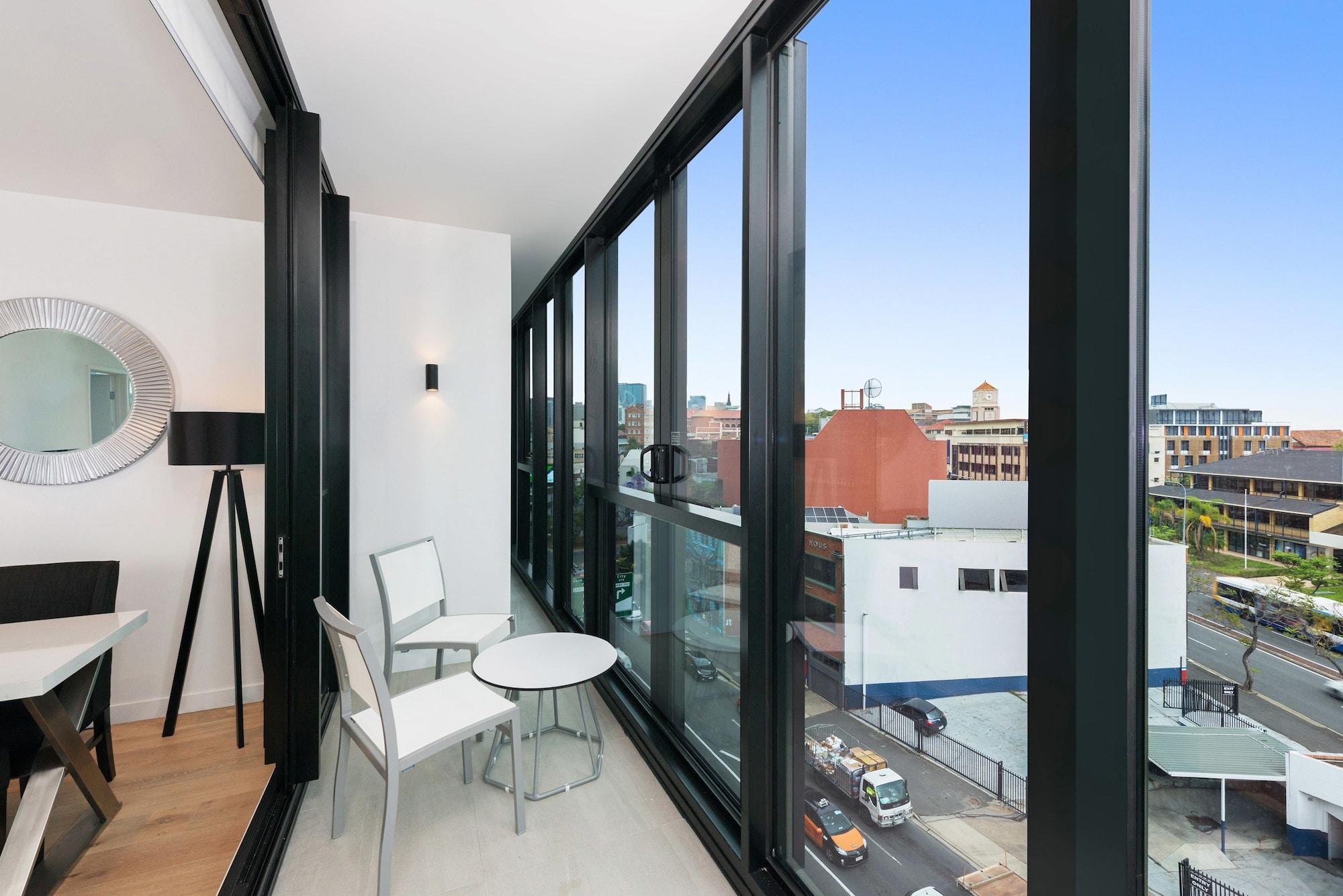 Fv By Peppers Aparthotel Brisbane Bagian luar foto A balcony in an apartment