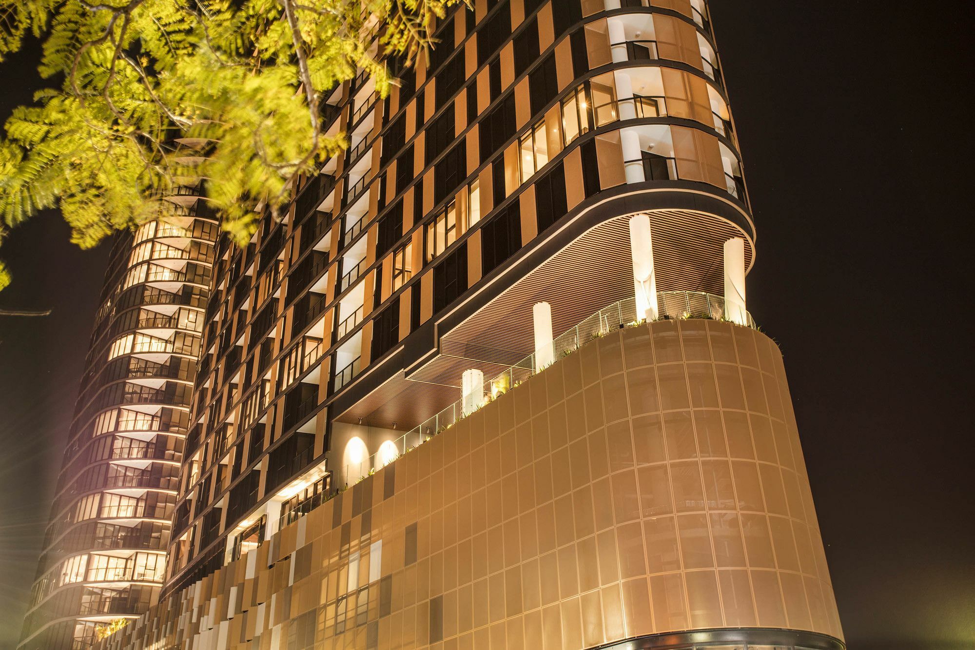 Fv By Peppers Aparthotel Brisbane Bagian luar foto The building at night