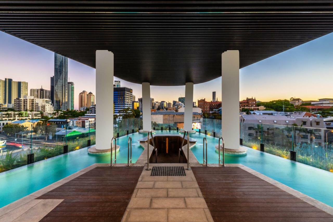 Fv By Peppers Aparthotel Brisbane Bagian luar foto The pool at the rooftop of the Emporium South Bank