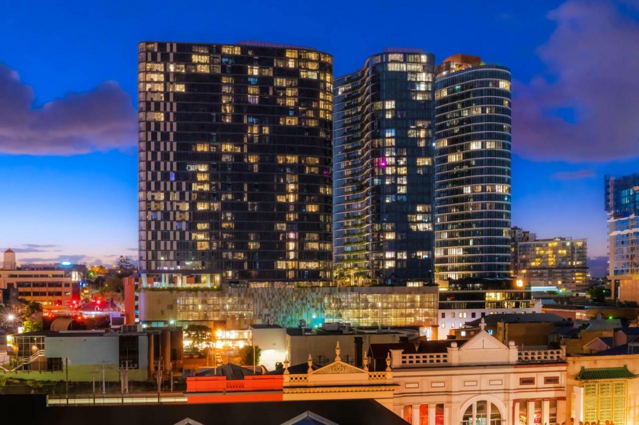 Fv By Peppers Aparthotel Brisbane Bagian luar foto The complex at night