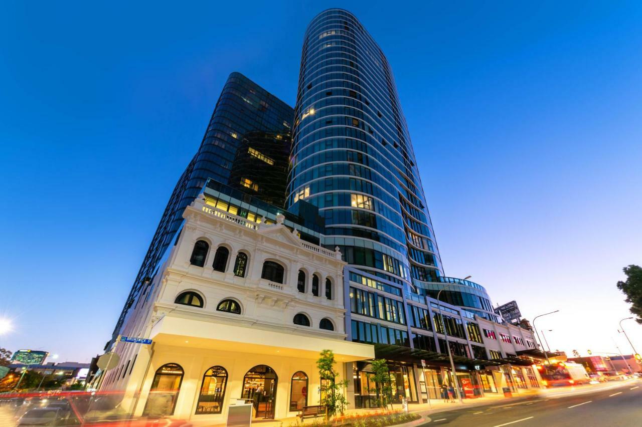 Fv By Peppers Aparthotel Brisbane Bagian luar foto The hotel at night