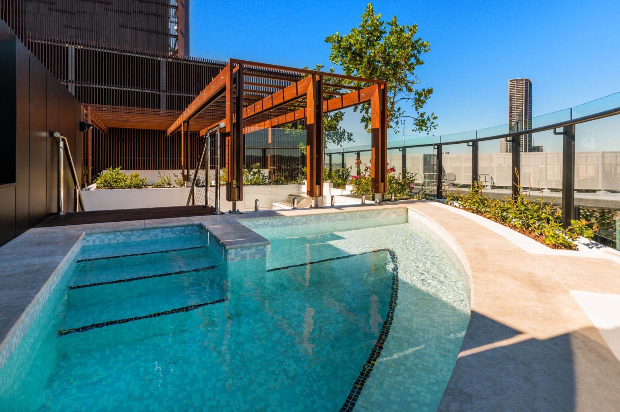 Fv By Peppers Aparthotel Brisbane Bagian luar foto The rooftop pool at the Emporium Hotel South Bank