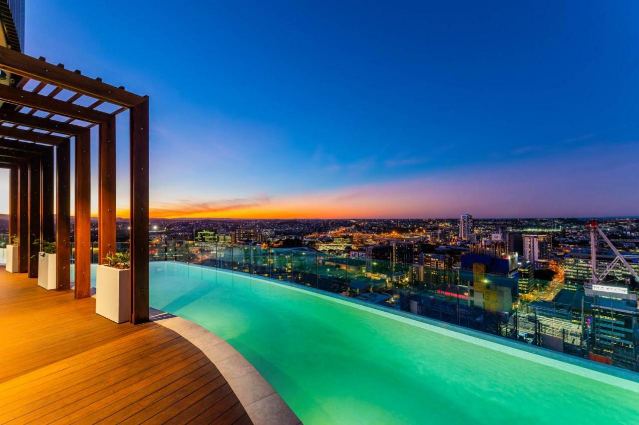Fv By Peppers Aparthotel Brisbane Bagian luar foto Infinity pool at the rooftop of the hotel